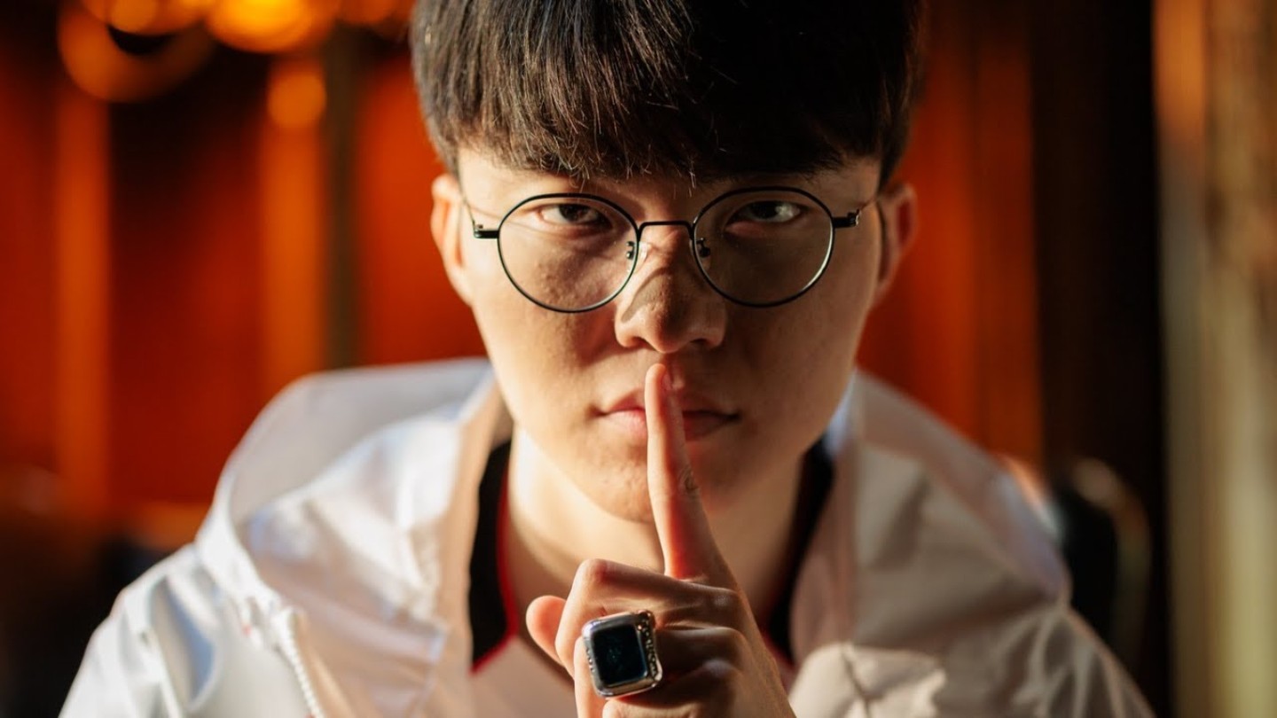 Faker迎来十二赛季高光表现，曼联球迷沸腾！